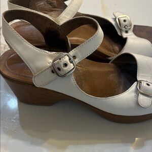 Dansko Women’s White Leather Buckle Clog Sandals size 39/ 9